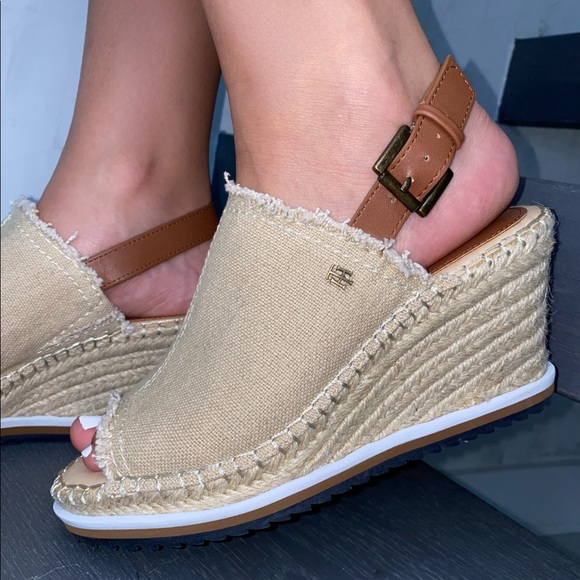 Tommy Hilfiger Wedge beige canvas cream
sandals. Size 7 brand new - Picture 2 of 7